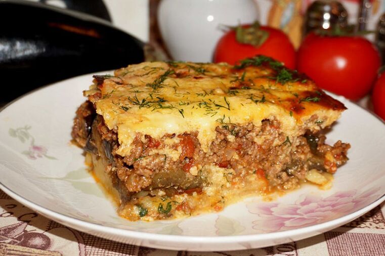 Abundant flan of minced meat and eggplant ideal for a dinner for those suffering from gout